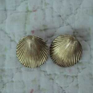 True Vintage 1990s Gold Classic Fan Shell Earrings Set
